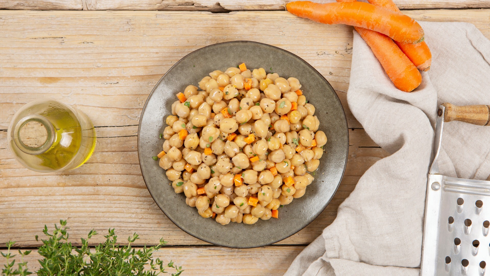 Kichererbsen mit Zwiebeln und Karotten in Zitronensauce