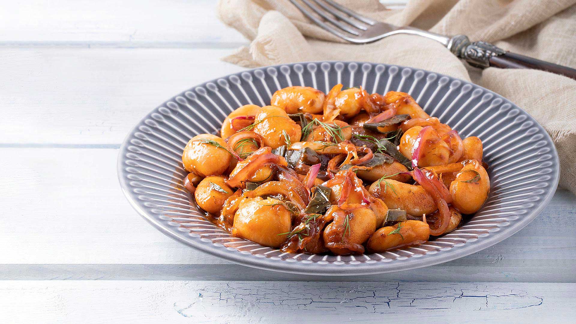 Γίγαντες γιαχνί Paliria με καραμελωμένα κρεμμύδια & καπαρόφυλλα