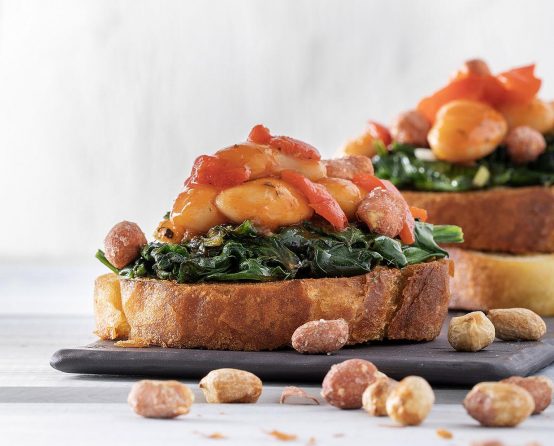 Bruschettas mit Riesenbohnen-Eintopf Paliria, Spinat & Erdnüssen