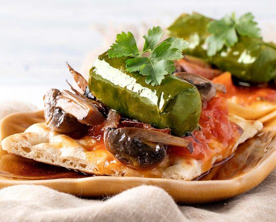 Süß-würzige Dolmadakia Paliria mit Pilzen in Pita-Brot