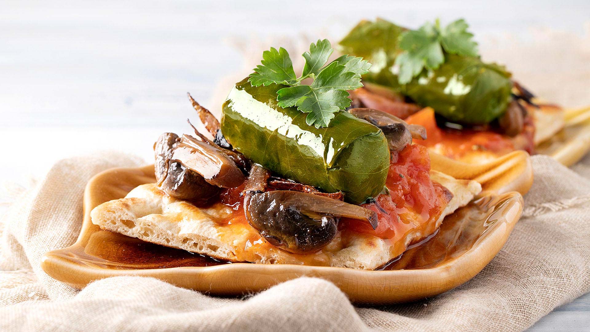 Γλυκοπικάντικα ντολμαδάκια Paliria με μανιτάρια σε πίτες