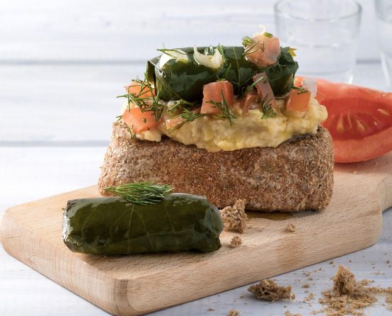 Dolmadakia Yalantzi und Fava Paliria auf Bruschettas aus Gerstenzwieback