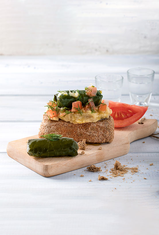 Ντολμαδάκια Γιαλαντζί και Φάβα Paliria σε μπρουσκέτες από κρίθινα παξιμάδια