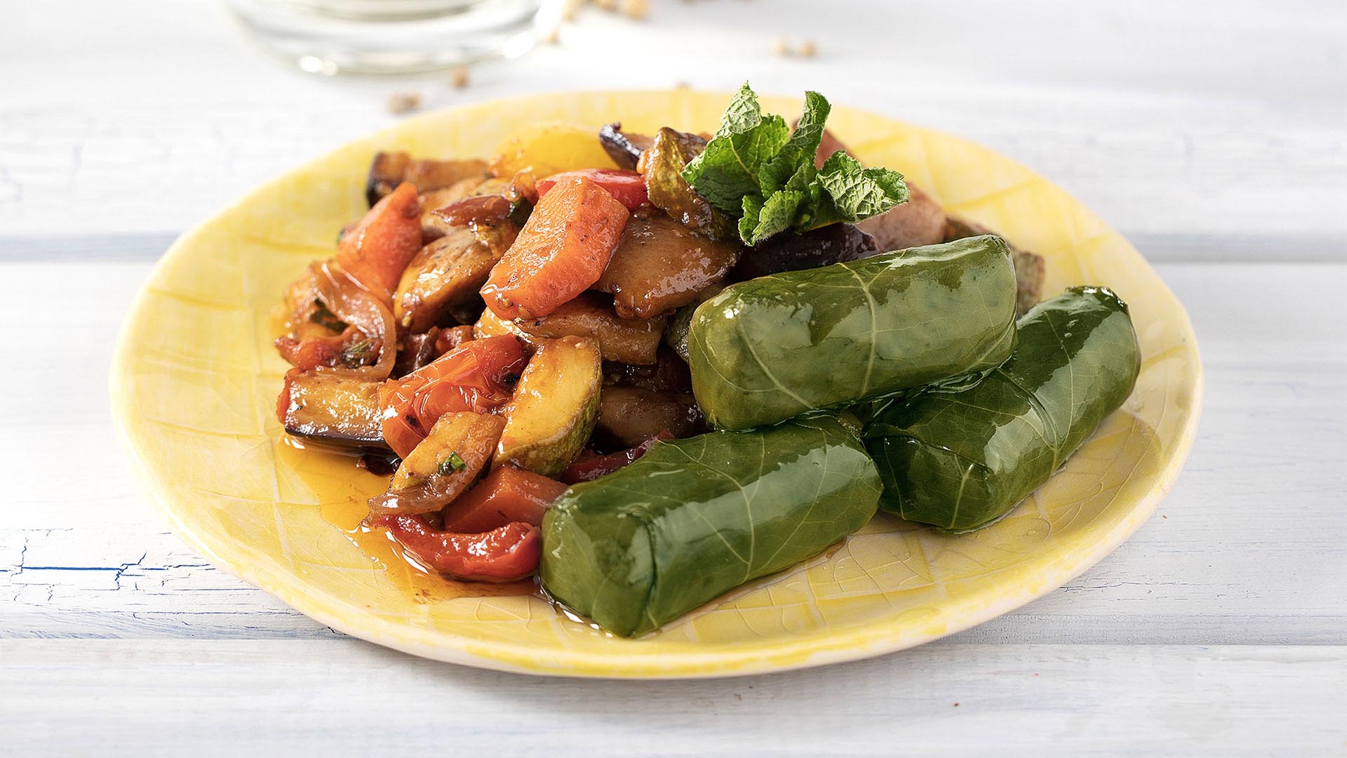 Dolmas mit dreifarbiger Quinoa Paliria & gegrilltem Gemüse