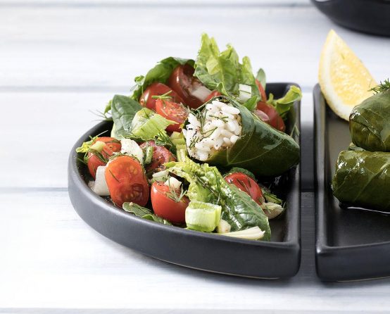 Dolmadakia Paliria mit Salat aus Kirschtomaten & Spinat