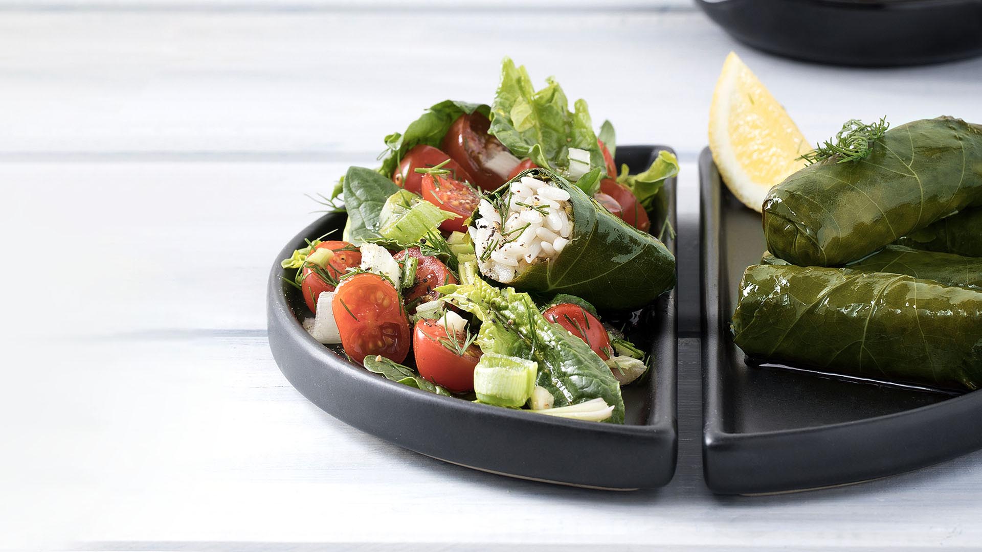 Dolmadakia Paliria mit Salat aus Kirschtomaten & Spinat