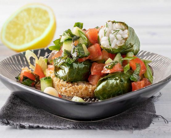 Dolmadakia Yalanci Paliria mit Tomatensalat