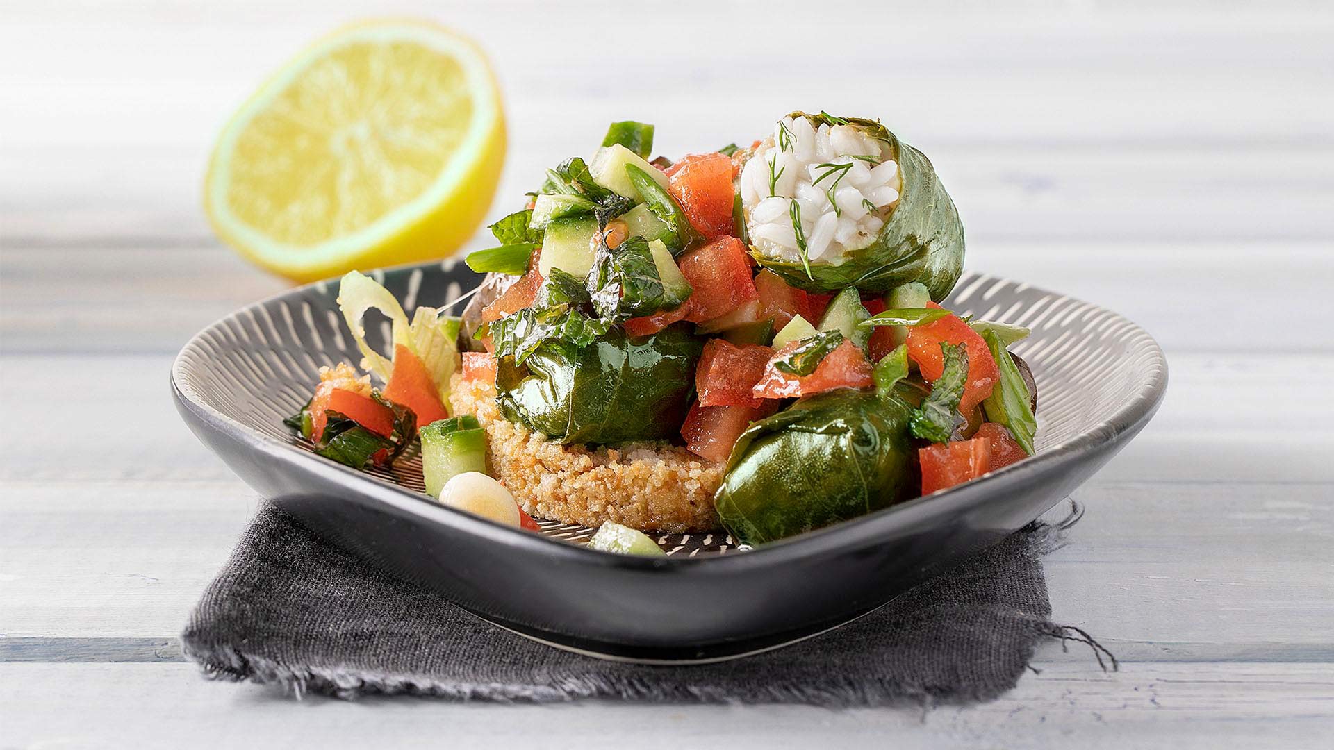 Ντολμαδάκια Γιαλαντζί Paliria με ντοματοσαλάτα