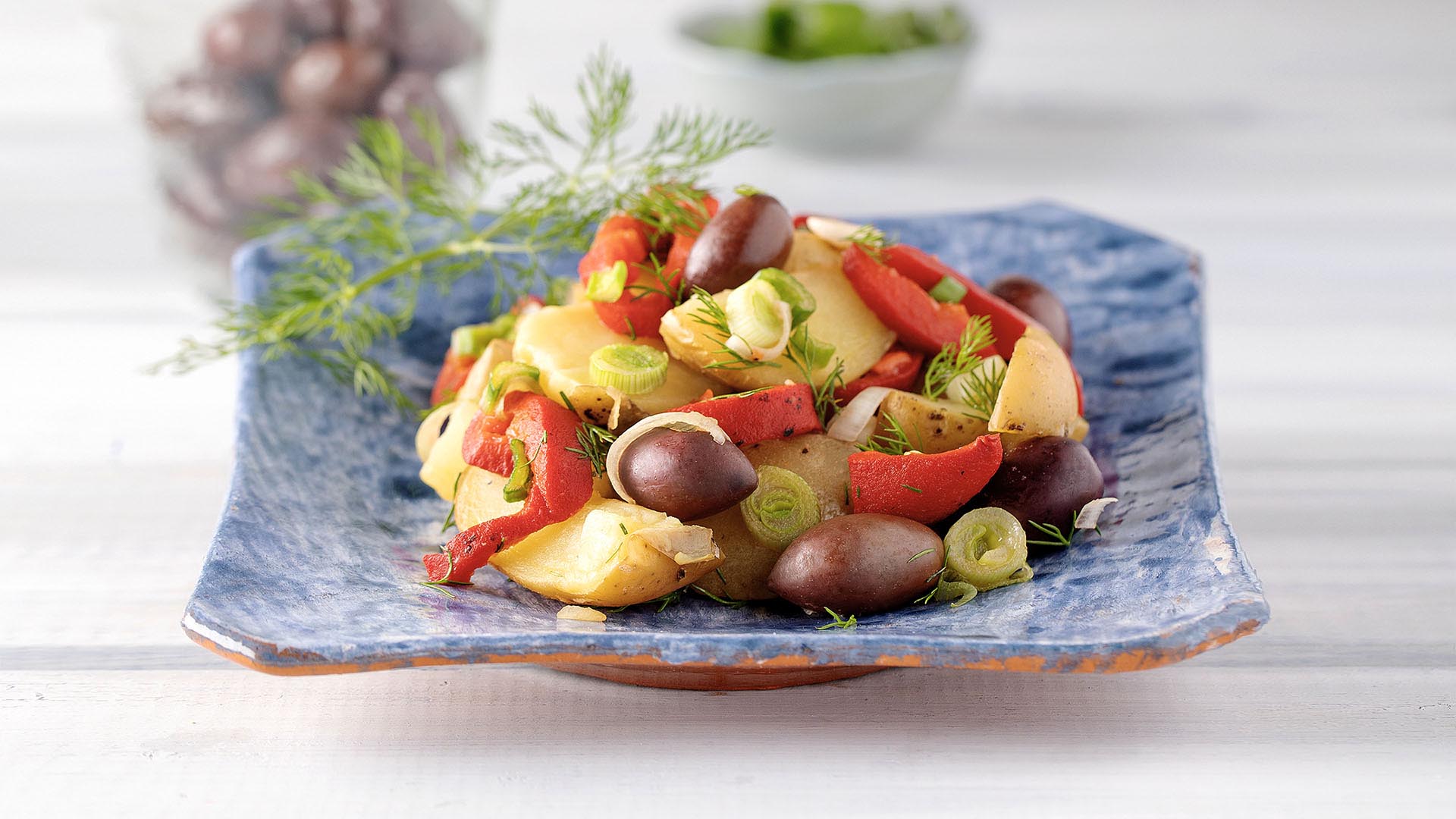 Kartoffelsalat mit gerösteten roten Paprikaschoten Paliria