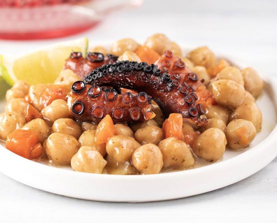 Kichererbsensuppe Paliria mit gegrilltem Oktopus