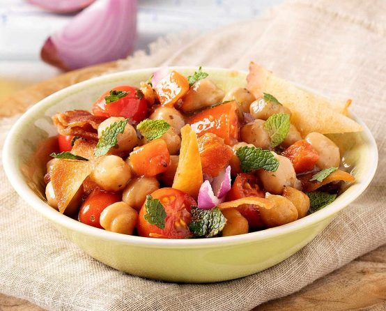 Kichererbsensuppe Paliria mit Kirschtomaten, arabischen Pita-Brot & Minze