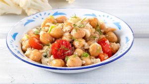 Salat mit Kichererbsensuppe Paliria & geriebenem Blumenkohl