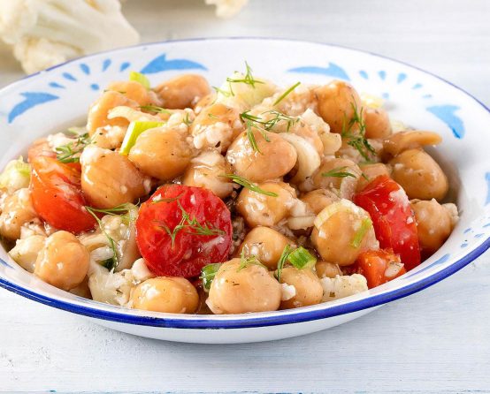 Salat mit Kichererbsensuppe Paliria & geriebenem Blumenkohl