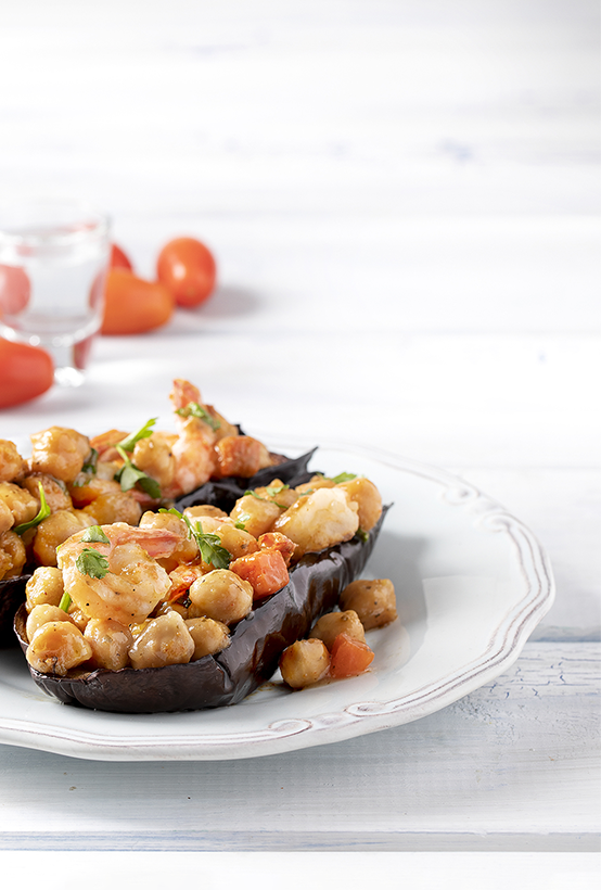 Auberginen gefüllt mit Kichererbsensuppe Paliria und Garnelen