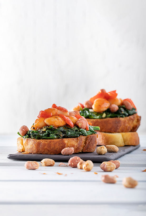 Μπρουσκέτες με Γίγαντες γιαχνί Paliria, σπανάκι & αράπικο φιστίκι