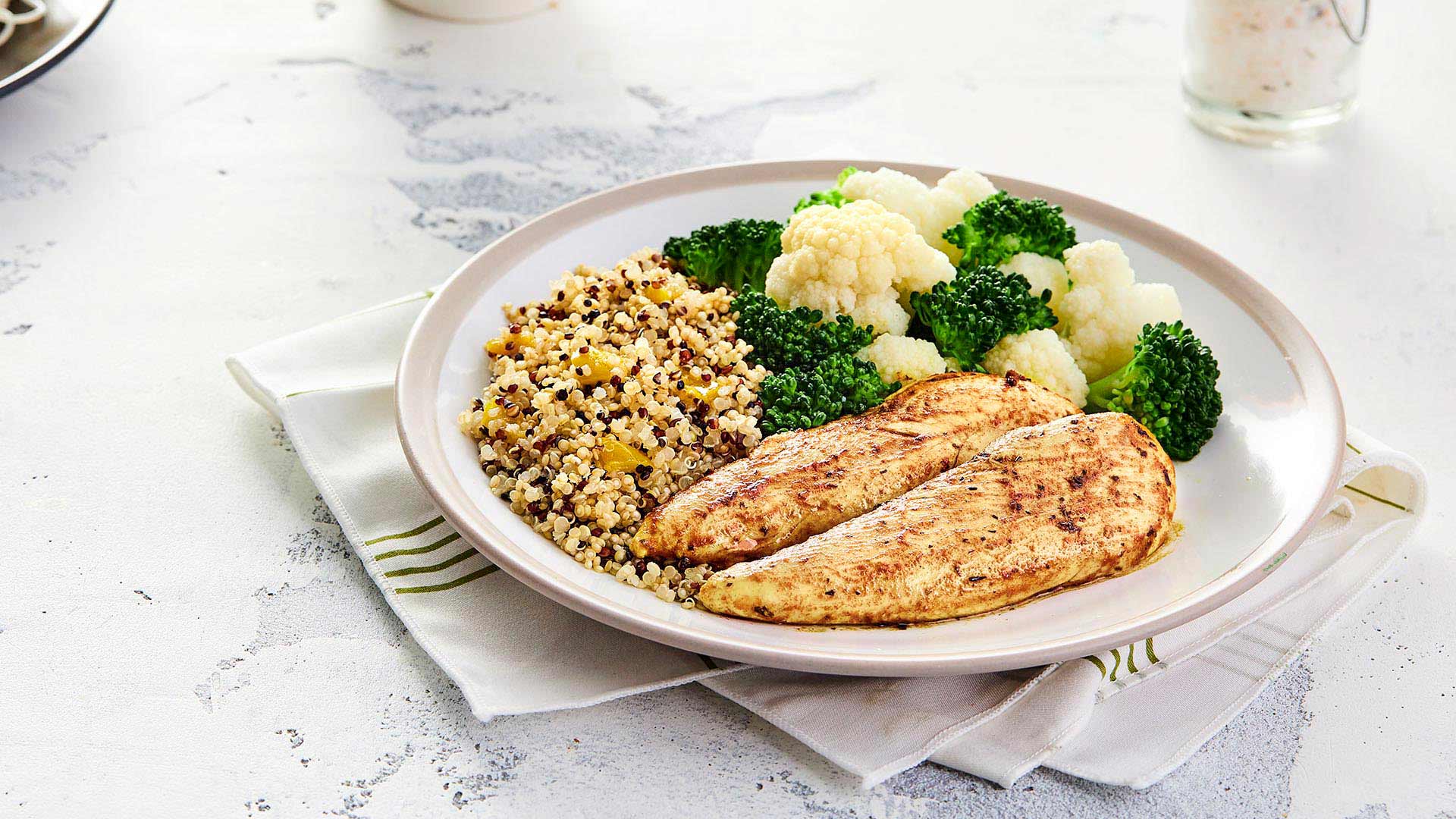 Hähnchenfilet mit Quinoa und gekochtem Gemüse