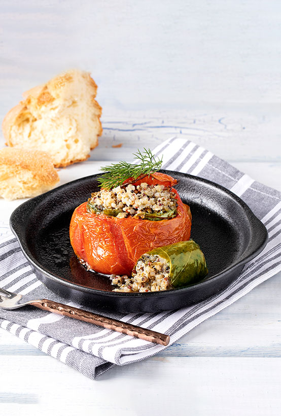 Gefüllte Tomaten mit Dolmadakia mit dreifarbiger Quinoa Paliria
