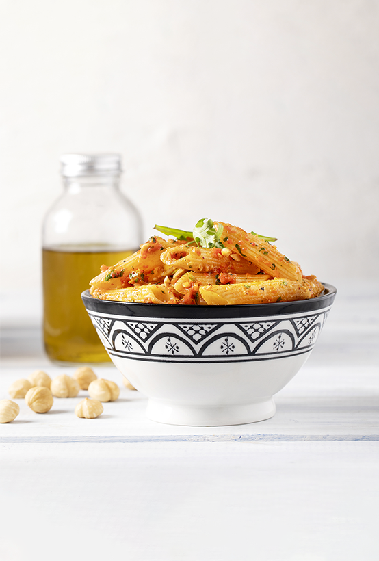 Pesto aus gerösteten roten Paprikaschoten von Paliria mit Vollkorn-Penne