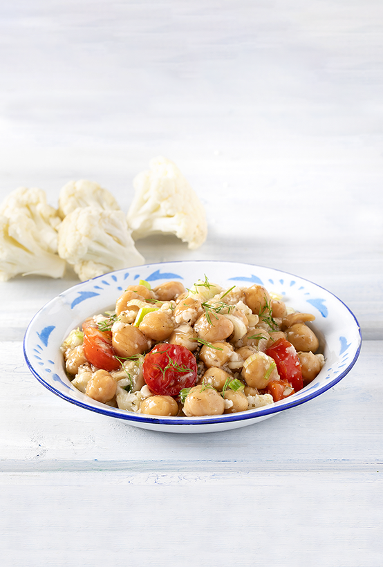 Salat mit Kichererbsensuppe Paliria & geriebenem Blumenkohl