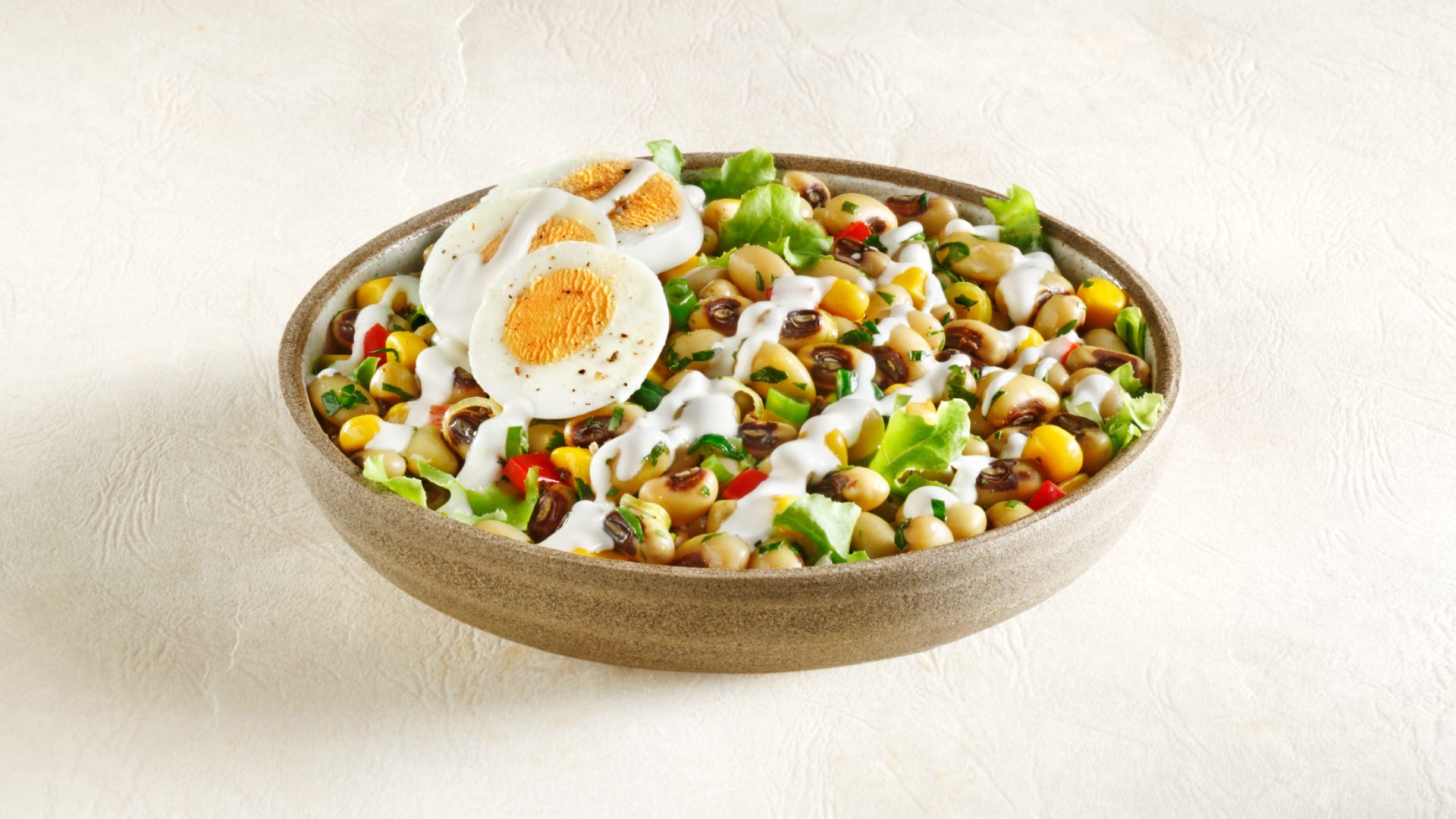 Σαλάτα με μαυρομάτικα φασόλια Paliria, iceberg, γιαούρτι & αυγό