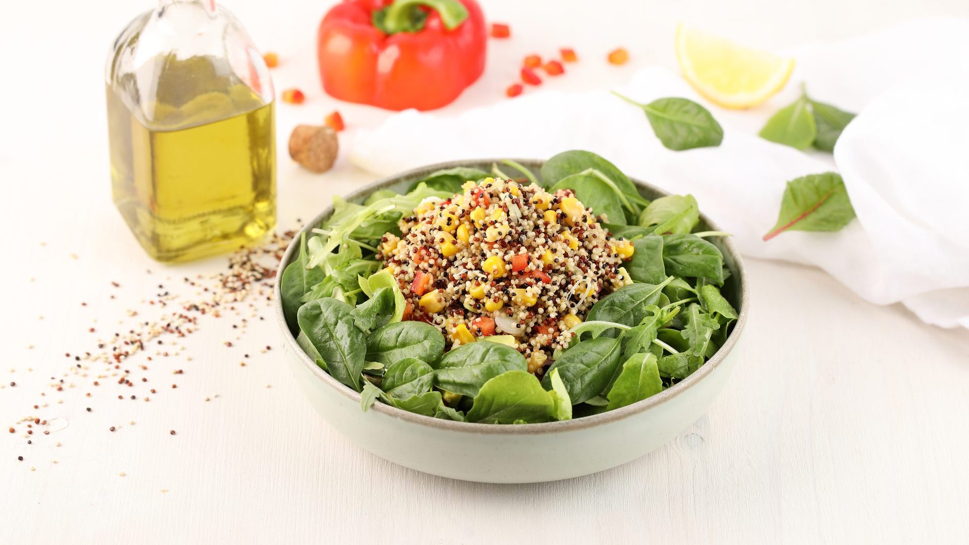 Κινόα Paliria σε δροσιστική σαλάτα σπανάκι