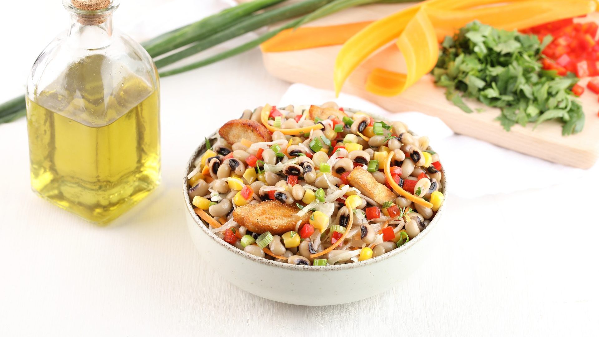 Μαυρομάτικα Paliria με σαλάτα λάχανο καρότο & φιλετάκια κοτόπουλου