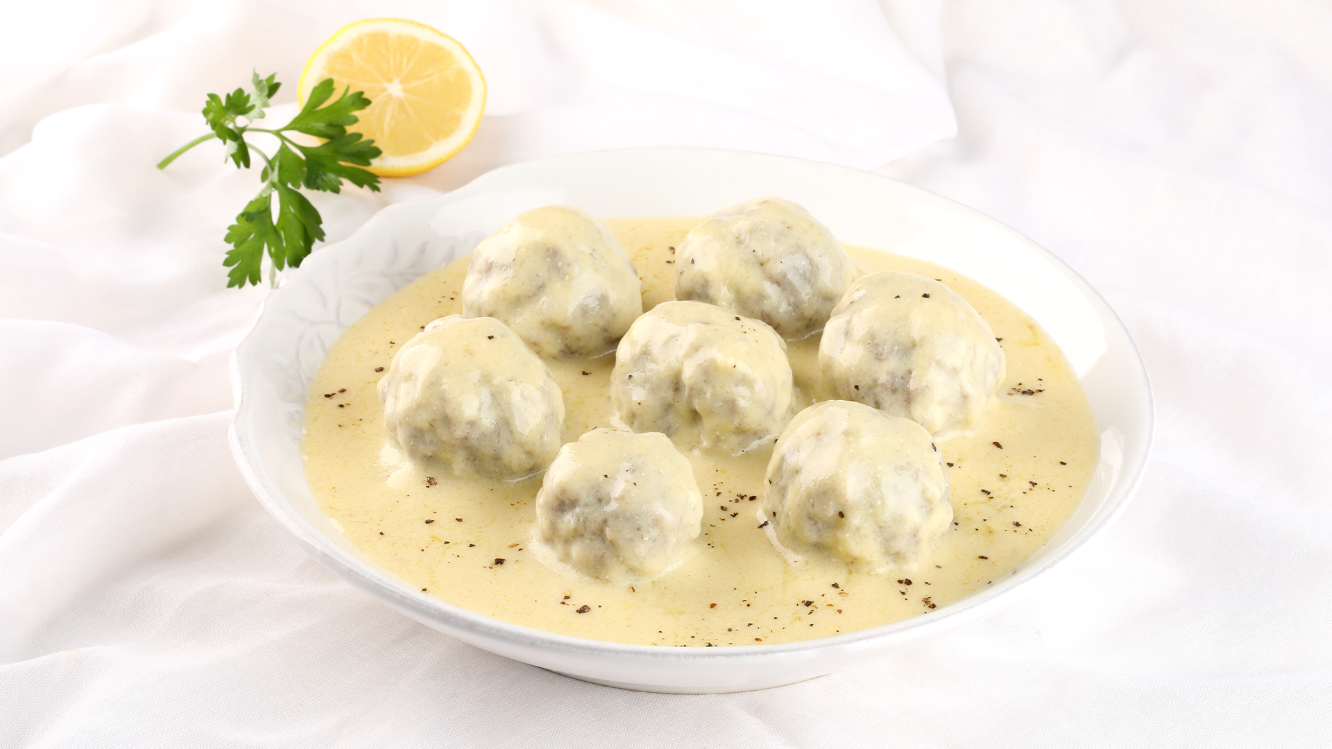 Fleischbällchen mit Reis in Ei-Zitronen-Sauce