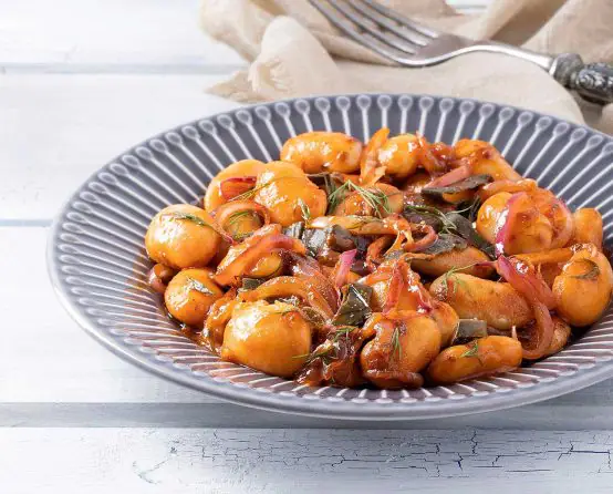 Γίγαντες γιαχνί Paliria με καραμελωμένα κρεμμύδια & καπαρόφυλλα