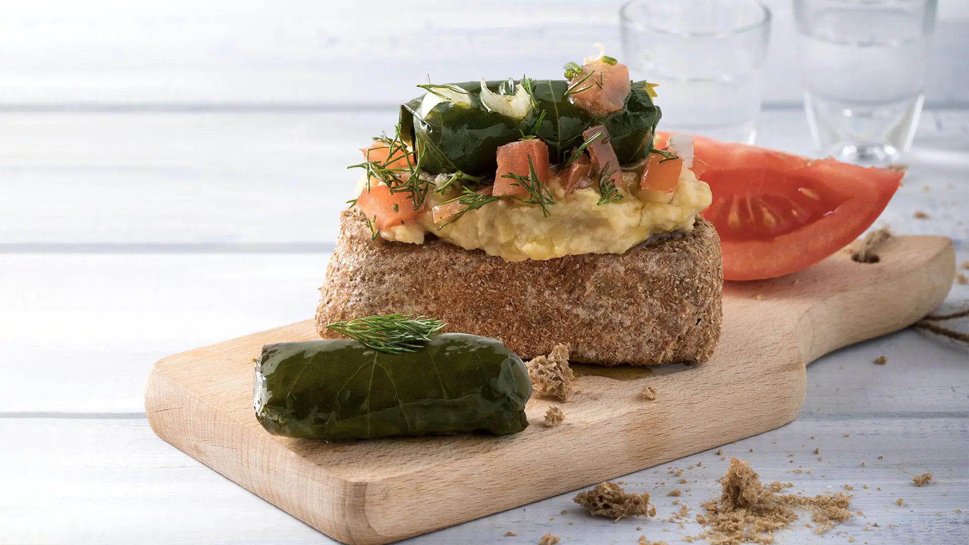 Dolmadakia Yalantzi und Fava Paliria auf Bruschettas aus Gerstenzwieback