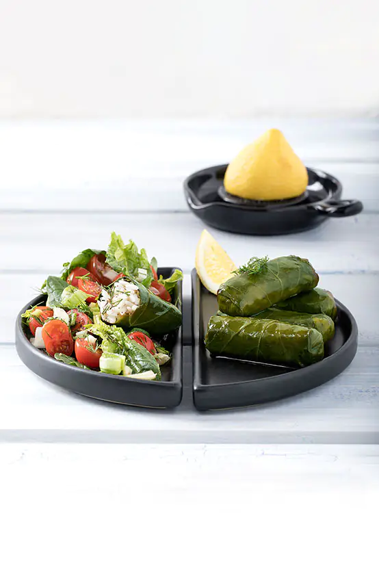 Dolmadakia Paliria mit Salat aus Kirschtomaten & Spinat