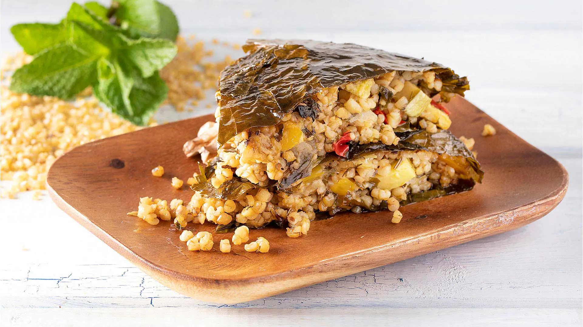 Tarte aus Weinblättern Paliria mit Bulgur & Gemüse