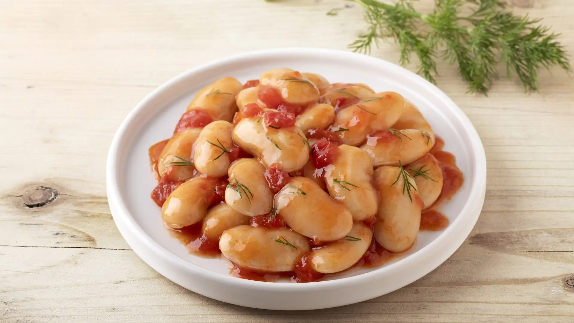 Φασόλια γίγαντες σε σάλτσα κρεμμυδιού & ντομάτας σε πιατάκι