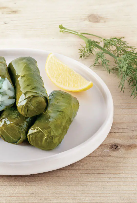 Ντολμαδάκια γιαλαντζί με ρύζι & μυρωδικά σε πιατάκι