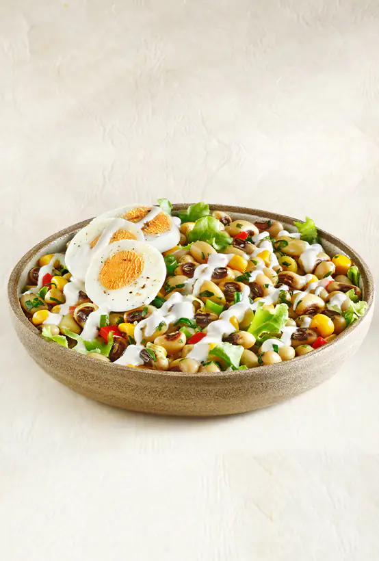 Σαλάτα με μαυρομάτικα φασόλια Paliria, iceberg, γιαούρτι & αυγό