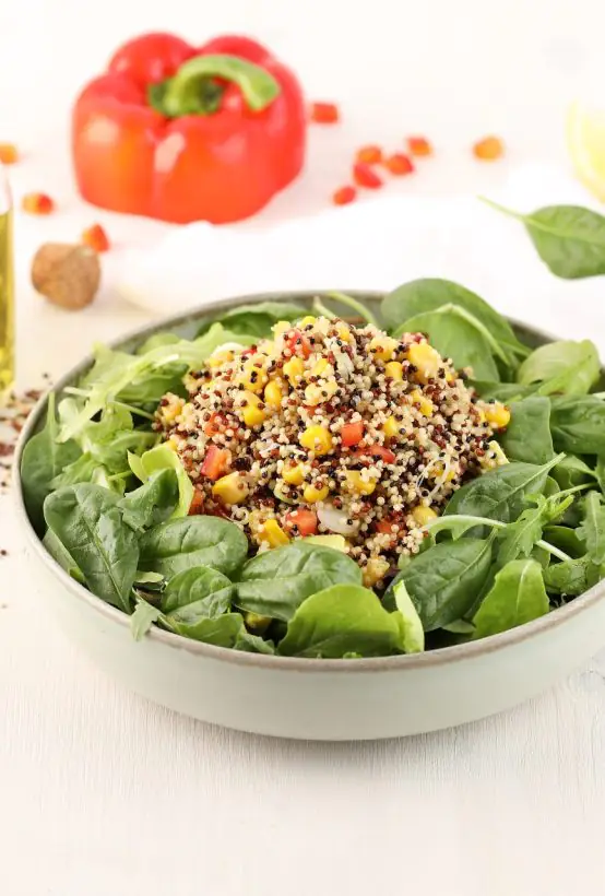 Κινόα Paliria σε δροσιστική σαλάτα σπανάκι