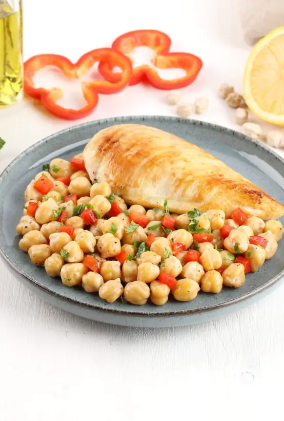 Ρεβίθια Paliria με φιλέτο κοτόπουλο