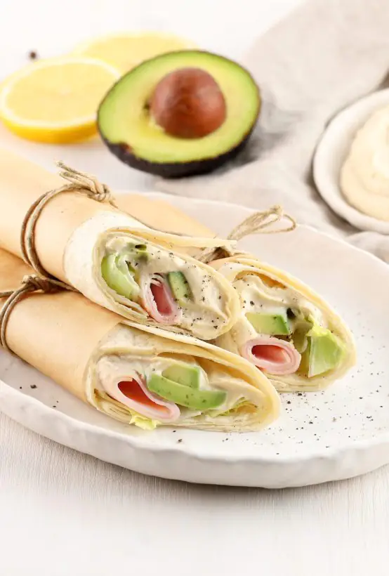 Wrap με hummus από ρεβίθια Paliria, iceberg, γαλοπούλα & αβοκάντο