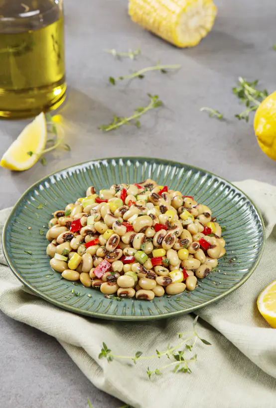 Spicy μαυρομάτικα φασόλια με κόκκινες πιπεριές & dressing ξυδιού 